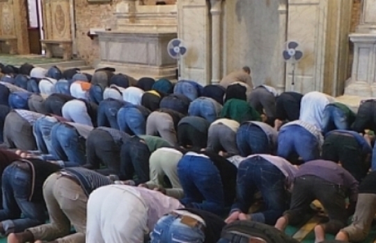Líder muçulmano sugere transformar igrejas em mesquitas e franceses se unem para impedir